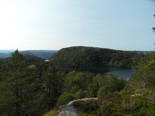 På Klovedalsfjellan med utsikt nordover til Gråhei og litt av Ljosevatn.