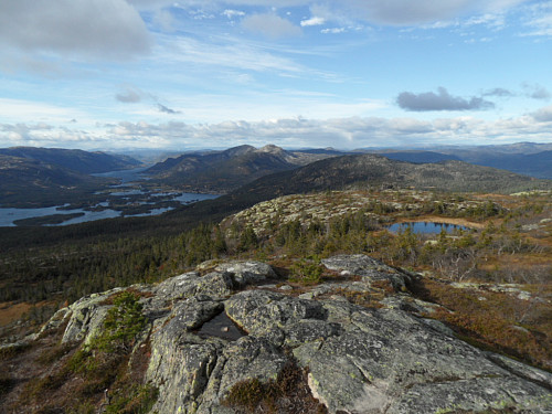 VNV mot det karakteristiske Roholtfjellet 1017 moh og Åhomnuten 843 moh foran t.h.