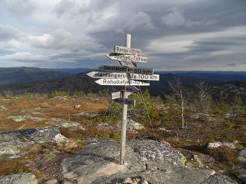 Nordaust mot Hornlinuten bak skiltet. Brokefjell 1074 moh lengst t.v.