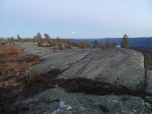 Topplatået på Fjesliknatten etter at sola har gått ned bak Brakandalsfjellet.