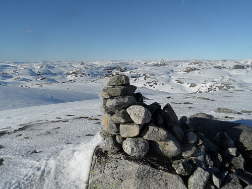 På Skurveheia med utsikt nordover mot Ryfylkefjell i det fjerne.