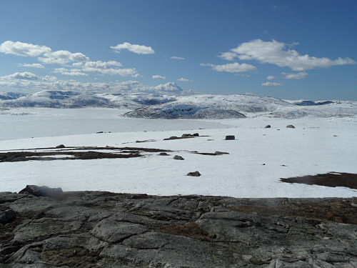 Mot Krostølfjellet i bakgrunnen og Sandvatnet t.v.
