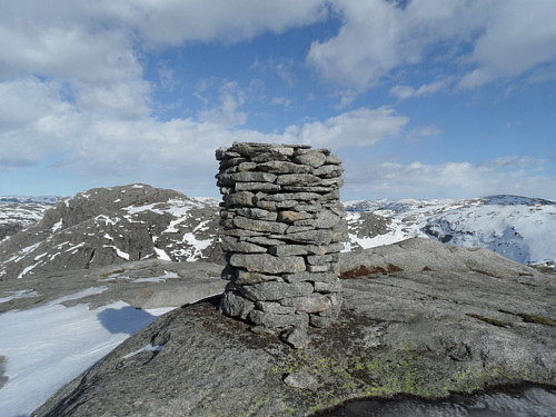 Krøysaknuten t.v. for varden.