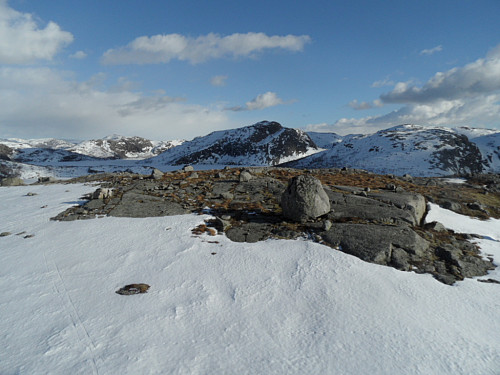 På 682-toppen aust for Hildravatnet med Krøysaknuten og Lågahei bak.