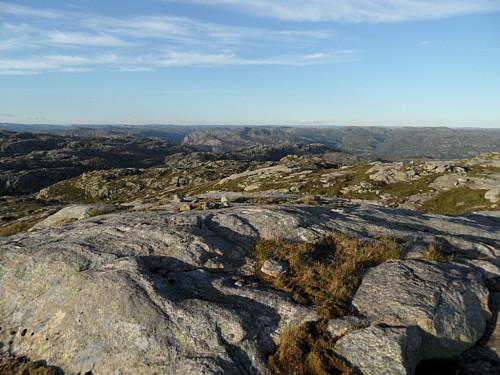 Nordaustover mot Hovsmoheia med fjella i indre deler av Lund i bakgrunnen.