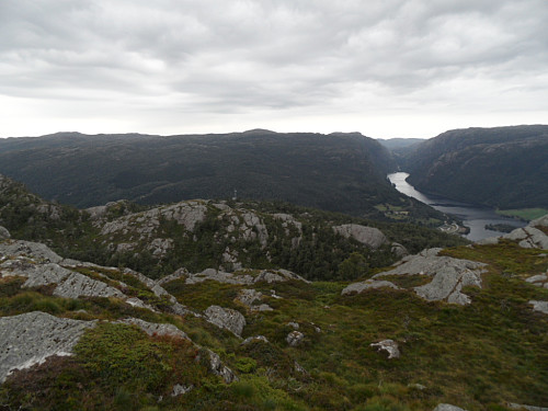 Vestover mot Hovsvatnet og Drangsdalen i høyre bildehalvdel.