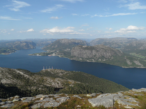 Høgsfjorden. Gulafjellet med høgspentmaster foran.