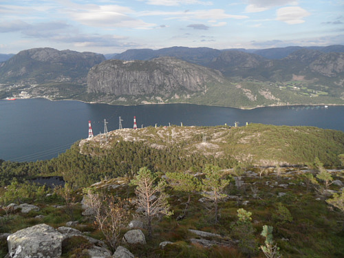 Mot Gulafjellet og Uburen 440 på andre sida av Høgsfjorden.
