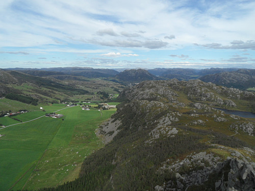 Nordaust mot Råsafjellet med Storafjellet 540 bak. Vikeså ligger i mellom.