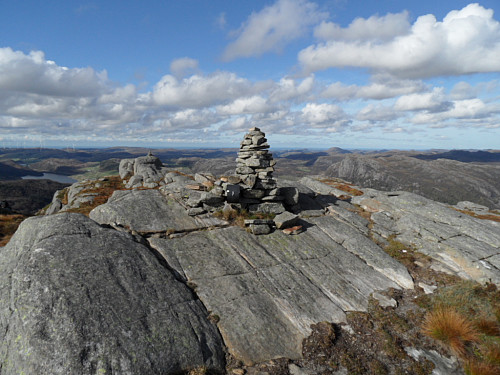 Vardebok på toppen. 2258 navn i boka sidan august 2018.