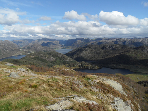Her ses skogstoppane Gamlestølfjellet og Hestafjelelt t.v. og Ivesdalsfjellet t.h.