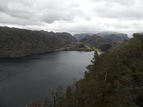 Utsiktspunkt over Birkelandsvatnet frå Hestafjellet. Sundvor på andre sida.