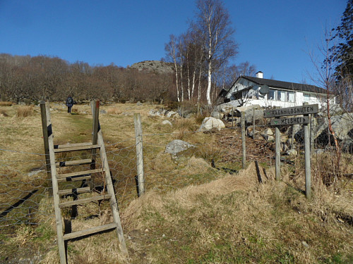 Turskilt og gjerdeklyver der stien begynner i sørsida av Ragnhildnuten.