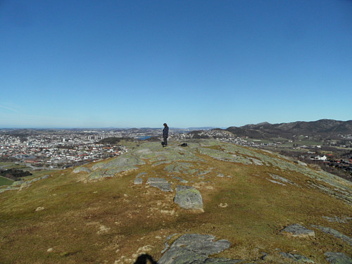 Toppryggen på Ragnhildnuten. Sandnes by t.v.