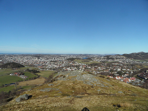 NNV med Sandnes by i v. bildehalvdel. Hana og litt av Stavanger i h. bildehalvdel.