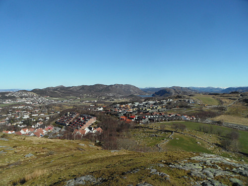 NNØ mot Skårlia. Bjørndalsfjellet 362 bak. Dalsnuten 323 et stykke t.v.