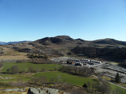 Aust mot Vedafjellet med mast og Brekkafjellet t.h.