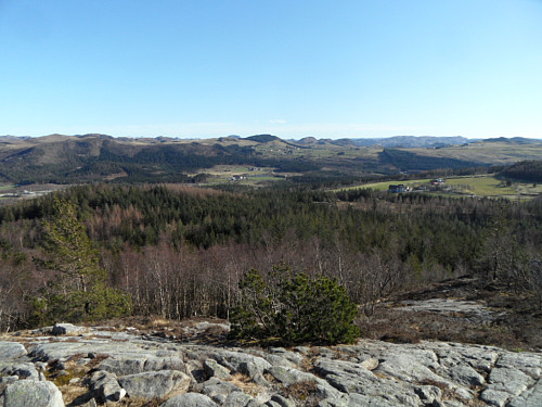 SSØ mot Tjessheim med Blegafjellet 315 bak. Myklabost i h. bildehalvdel.