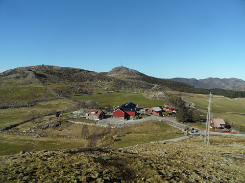 Netland. Vedafjellet bak og Brekkafjellet t.v.