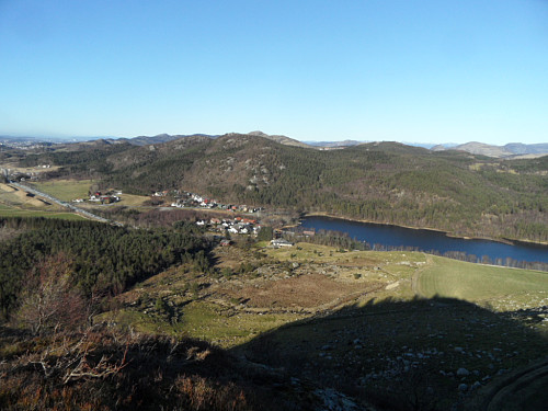NNØ mot Oslifjellet 217 med litt av Vedafjellet bak. E39 ved Osli ses t.v.