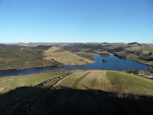 Aust mot Bråsteinvatnet. Dyranuten 352 og Blegafjellet 315 i h. bildehalvdel.