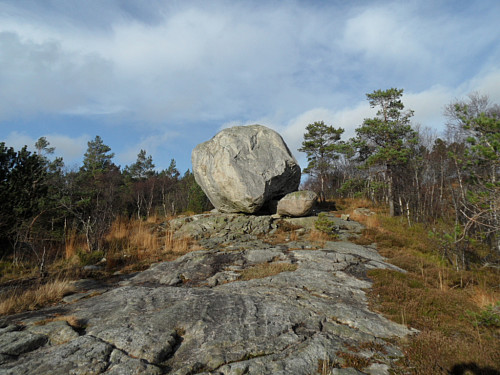 Steinblokk på sørvestkanten av Steinfjellet.