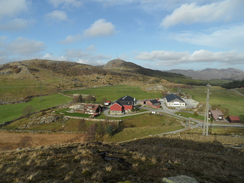 Netland med Vedafjellet bak og Brekkafjellet t.v.