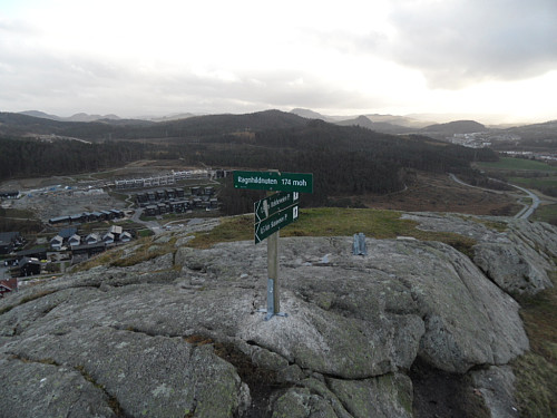 På Ragnhildnuten med utsikt over Melsheia.