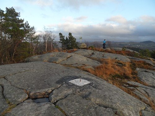 På Oslifjellet som har trigpunkt/ jernbolt litt vest for toppsteinen bak.