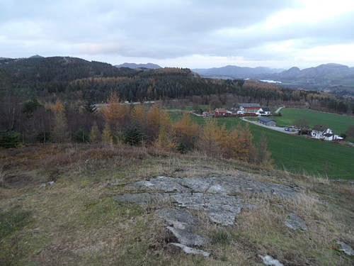 På Nonsberget som har jernbolt. Steinfjellet og toppen av Vedafjellet t.v. Myklabost t.h.