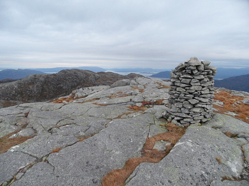 Nordover mot Skredfjellet t.v. og litt av Bjoafjorden i bakgrunnen.