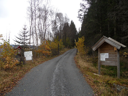 Sjølbetjent bomveg ved Eikeland ca 3 km aust for Etne.