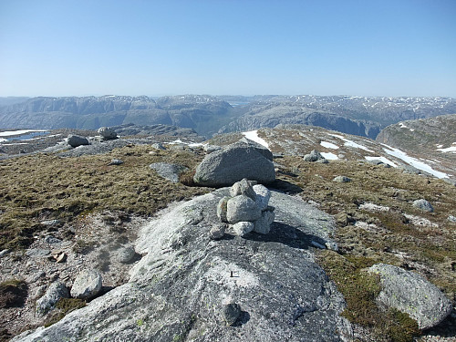 Samme jernbolt i forgrunnen. Ser mot NNV og litt av Lyngsvatnet i bakgrunnen.