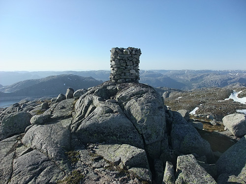 På Krokavassheia med trigpunkt/ jernbolt foran varden.
