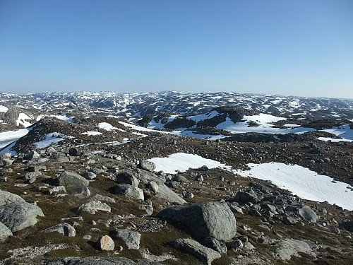 Mot sør-sørvest med Fidjaknutane 1118 i midten i bakgrunnen. Steinheia 1028 t.h.