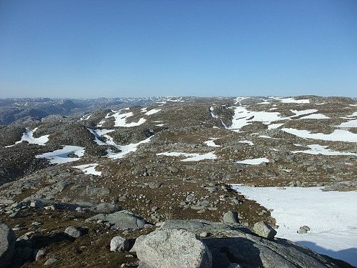 Nordaust mot Lysekammen 1304 såvidt synlig bak Kjerag-platået og Varmekroheia t.h.