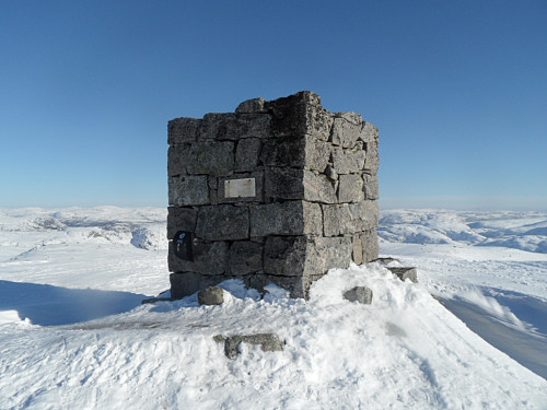 Skilt på nordsida av varden.