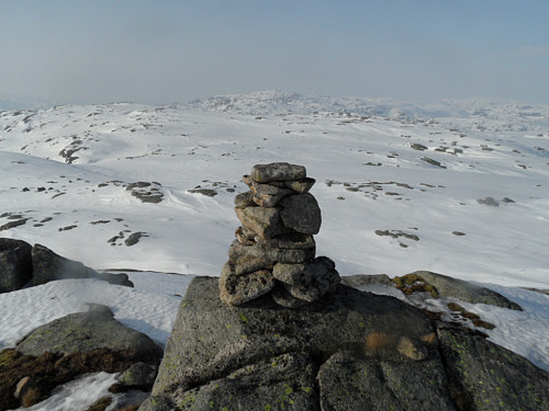 Liten varde på Gryteheia. Svartevassknuten 937 i bakgrunnen.