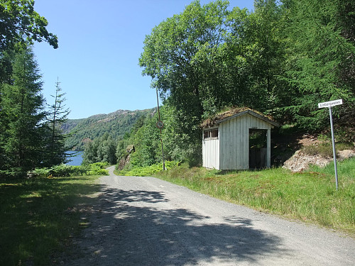 Linborgveien ved Orrestadvatnet der bommen stod åpen.