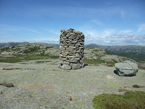 Varden ved trigpunktet på Glerhaugen. Høgaste punkt er 5 m høgare bak t.v.