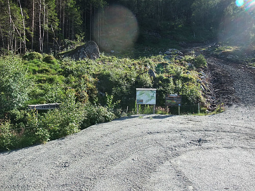 Bakketoppen mellom Kolestrand og Kleiva der det er infoskilt og tursti til Sellfjellet.