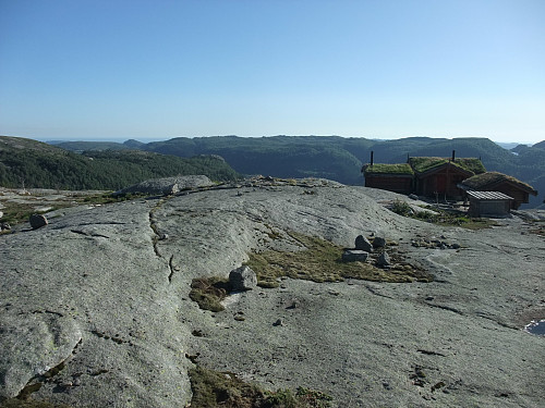 På toppen av Sellfjellet. Nær toppen ligger ei hytte som trulig er oppført i 2020.