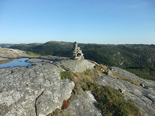 Liten varde på Stokkafjellet. Sørover med Glerhaugen i bakgrunnen.