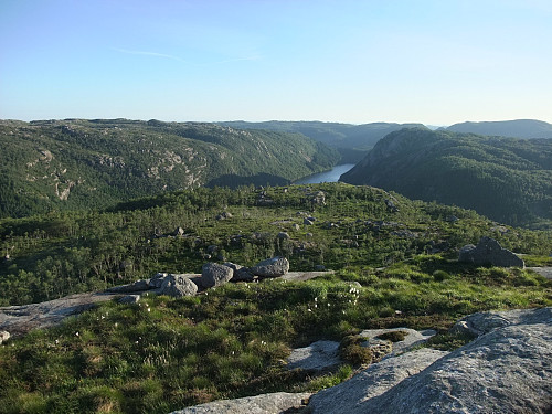 Sørvest mot Steinsvatnet og Sellfjellet t.h.