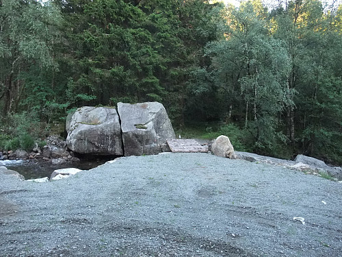 Utløpet i vestenden av Stokkavatnet der turstien Hålandsveien går gjennom skogen.
