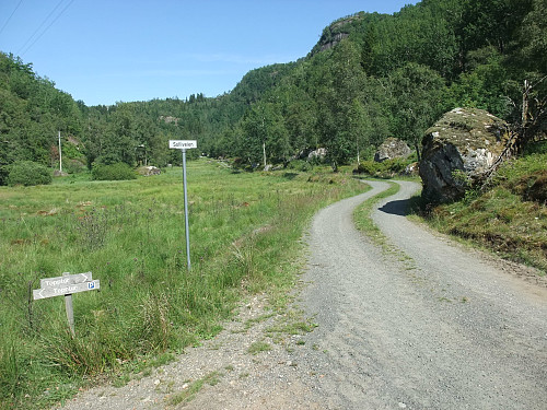 Solliveien som er stengt med kjetting noen hundre meter lenger framme.