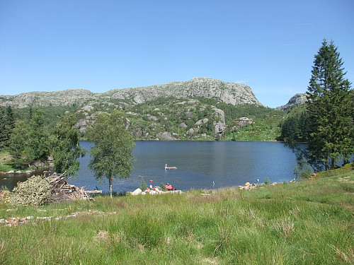 Myrstølvatnet med Solliknuten i bakgrunnen.