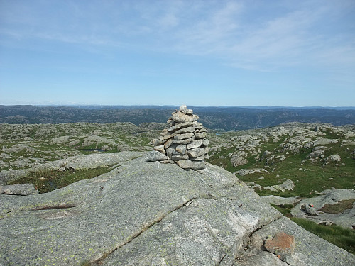Austover. Moi og Lundevatnet ligger gjemt nede i søkket.