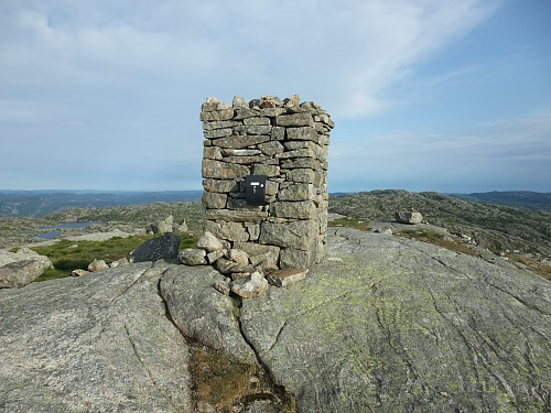 Solliknuten t.h. for varden.
