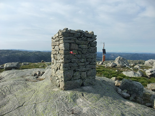 Flott varde på Grønhaug. Lite solcellepanel i bakgrunnen.